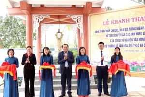 Đồng chí Nguyễn Văn Hùng cùng lãnh đạo xã Vĩnh Hoàng cắt băng khánh thành công trình.