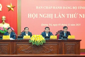 Các đồng chí lãnh đạo tỉnh Quảng Trị chủ trì hội nghị.