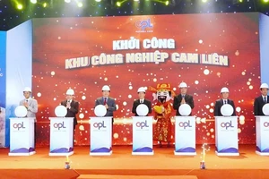 Các đại biểu thực hiện nghi thức khởi công dự án Khu công nghiệp Cam Liên, tỉnh Quảng Trị chào mừng Đại hội XIV của Đảng.