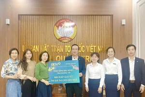BIDV Quảng Trị trao bảng tượng trưng trặng quà Tết trị giá 340 triệu đồng.