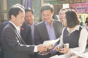 Đồng chí Nguyễn Văn Phương, Bí thư Tỉnh ủy Quảng Trị và các đại biểu tham quan các gian hàng, sản vật địa phương được bày bán tại chợ phiên Biên giới Lao Bảo.