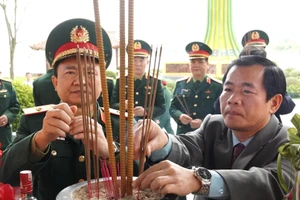 Ủy viên Trung ương Đảng, Bí thư Tỉnh ủy Quảng Trị Nguyễn Văn Phương dâng hương tri ân các Anh hùng liệt sĩ ở Di tích lịch sử quốc gia Bến phà II Long Đại. 