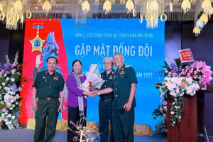 Trung tướng Đỗ Phúc Hưng (thứ 2 phải qua) cùng các đồng đội gặp gỡ nhân chứng là người địa phương tham gia chiến dịch.