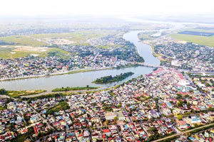 Phường Đông Hà, nhìn từ trên cao, sông Hiếu đầy năng lượng chảy qua trung tâm đô thị.