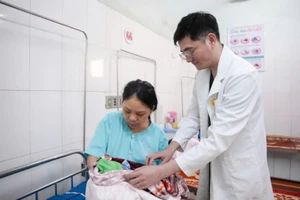 Bác sĩ khoa Phụ sản giành lại sự sống cho mẹ con sản phụ xuất huyết buồng ối hiếm gặp.