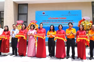 Thực hiện nghi thức cắt băng khánh thành Trung tâm Y tế Quân dân y đặc khu Cồn Cỏ.