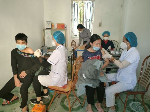 Personal på vårdcentralen vaccinerar elever på Le Loi Secondary School, Pho Hien-distriktet, Hung Yen-provinsen. 1-tiem-phong-cho-nhan-dan-2.jpg