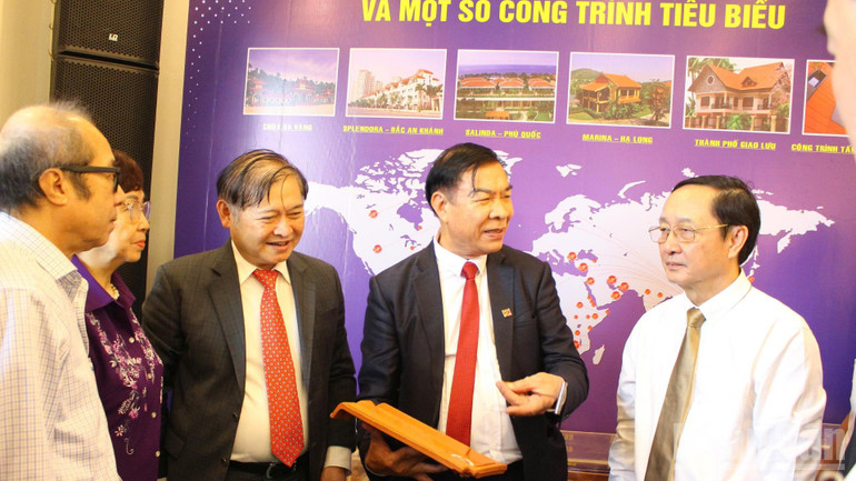 Các đại biểu tham quan ứng dụng sản phẩm nghiên cứu khoa học công nghệ. ndo_br_z6929711564205-73761e33514d3c8a657a14b441a76e05-2228.jpg