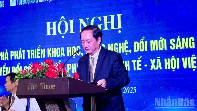 Đồng chí Huỳnh Thành Đạt, Ủy viên Trung ương Đảng, Phó trưởng Ban Tuyên giáo và Dân vận Trung ương phát biểu khai mạc hội nghị. ndo_br_z6929766479813-d996d0c8dd7c23ab58bfec8c11736083-4764.jpg