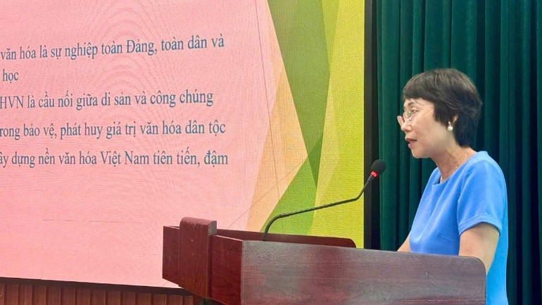 Giáo sư, Tiến sĩ Từ Thị Loan phát biểu tại hội thảo. z6899220707584-a885998ee7efbe59d835070663a2b486-2267.jpg