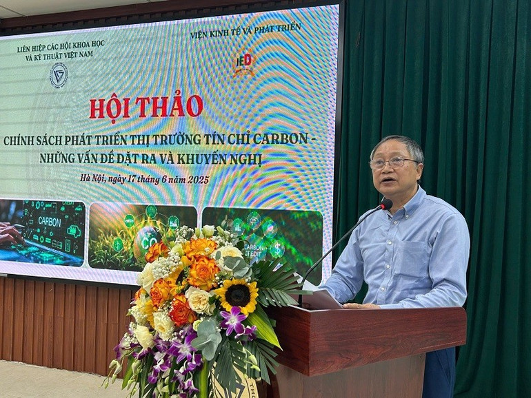 Phó Giáo sư, Tiến sĩ Hoàng Văn Phụ, Chủ tịch Hội đồng khoa học Viện Kinh tế và Phát triển phát biểu. 1.jpg
