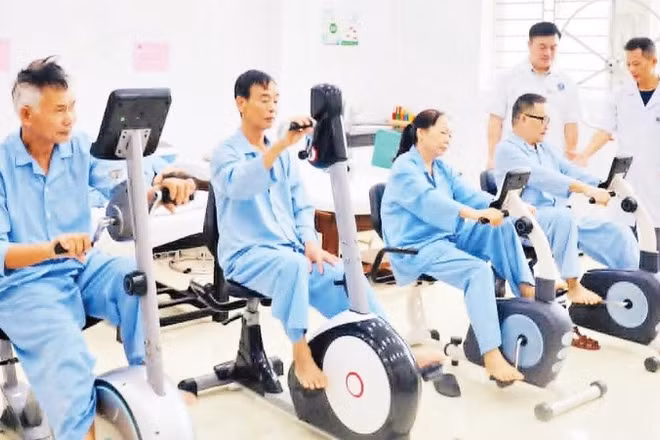 Người bệnh thực hiện các bài tập phục hồi chức năng.