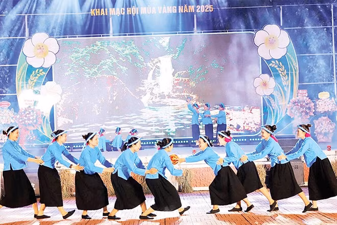 Chương trình văn nghệ đặc sắc tại lễ khai mạc Hội mùa vàng Lục Hồn 2025.