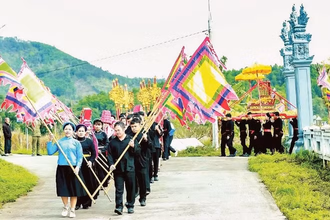 Lễ rước sắc bài vị Thành hoàng làng Hoàng Cần trong lễ hội đình Lục Nà năm 2026.