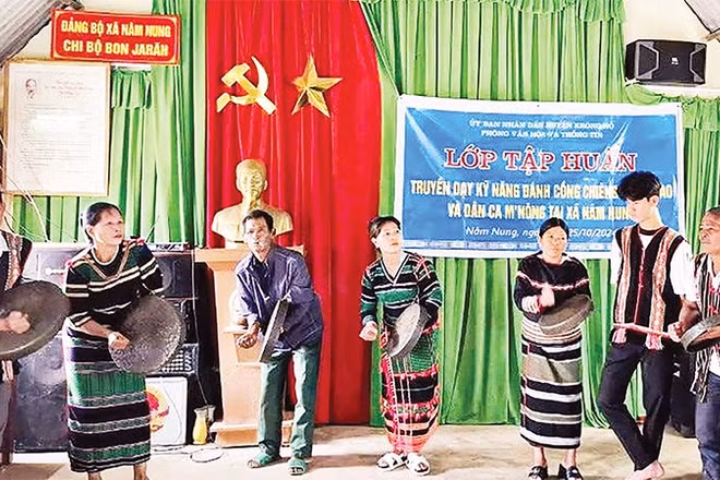 Các loại hình văn hóa phi vật thể không chỉ được bảo tồn, mà còn được “đưa vào đời sống” thông qua các lớp truyền dạy, hoạt động sinh hoạt cộng đồng và phục vụ du lịch. (Ảnh MẪN DOANH)