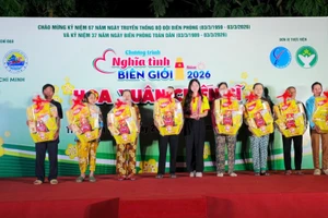 Trao quà Tết cho những hộ gia đình khó khăn tại xã Cần Giờ. (Ảnh: VĂN DANH).