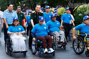 Các đại biểu và vận động viên khuyết tật dự lễ kỷ niệm Ngày người khuyết tật Việt Nam tại Thành phố Hồ Chí Minh, ngày 18/4/2026. (Ảnh: LÊ THÀNH)