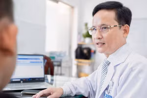 Tiến sĩ, bác sĩ Lê Hữu Phước trao đổi với bệnh nhân. (Ảnh: Bệnh viện cung cấp)