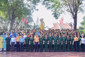 Đoàn công tác chụp ảnh lưu niệm trước tượng đài Anh hùng liệt sĩ Võ Thị Sáu ở xã Đất Đỏ. 