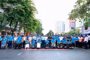 Các đại biểu và vận động viên tham gia đi bộ tại buổi phát động. (Ảnh: TRỌNG ANH)
