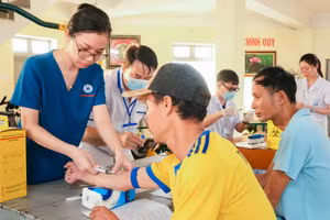 Hoạt động thăm, khám bệnh tại đặc khu Trường Sa. (Ảnh: LÊ KHOA)