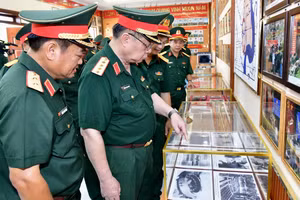 Đại tướng Nguyễn Trọng Nghĩa tham quan phòng truyền thống Trung đoàn 10. (Ảnh: HỮU TÂN)