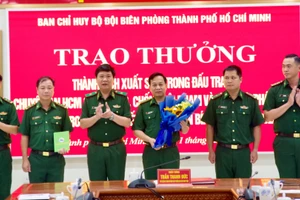 Khen thưởng tập thể có thành tích đấu tranh với đối tượng sản xuất, tàng trữ tiền giả. (Ảnh: Biên phòng cung cấp)