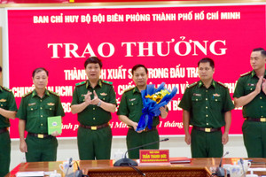 Khen thưởng tập thể có thành tích đấu tranh với đối tượng sản xuất, tàng trữ tiền giả. (Ảnh: Biên phòng cung cấp)