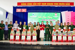 Thủ trưởng Ban Chỉ huy Bộ đội Biên phòng Thành phố tặng quà Tết cho gia đình chính sách tại xã Nhà Bè.