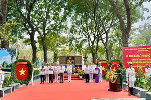 Quang cảnh lễ trao Bằng "Tổ quốc ghi công" cho 49 liệt sĩ Biệt động Sài Gòn-Gia Định. 