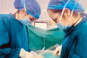 Ê-kíp phẫu thuật bóc tách hai khối u cho bệnh nhân nữ.