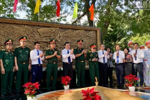 Các đại biểu dự Lễ khánh thành Bia tưởng niệm cán bộ, chiến sĩ Biệt động Sài Gòn-Gia Định.