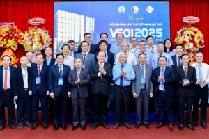 Đại biểu chụp ảnh lưu niệm tại Hội nghị lần thứ nhất Hội Hình ảnh ung thư Việt Nam. (Ảnh: Bệnh viện cung cấp).