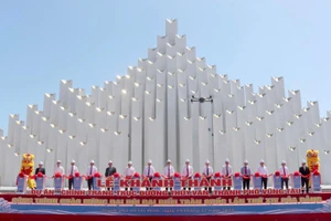 Lãnh đạo Thành phố Hồ Chí Minh và các đại biểu cắt băng khánh thành dự án.