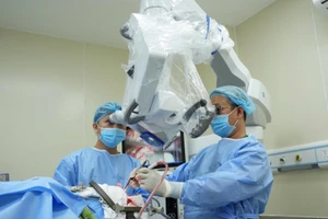 Ê-kíp bác sĩ Bệnh viện đa khoa quốc tế Minh Anh đang thực hiện ca phẫu thuật. (Ảnh: Bệnh viện cung cấp)
