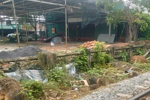 Hiện trạng công trình vi phạm hành lang an toàn đường sắt tại phường Linh Đông.