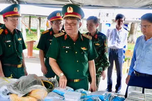 Các đại biểu kiểm tra công tác chuẩn bị thực hiện lấy mẫu giám định ADN. (Ảnh: TUẤN TÀI) 