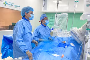 Ê-kíp phẫu thuật can thiệp ca bệnh.