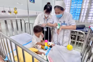 Bé K. được chăm sóc tại Bệnh viện Nhi đồng 1.