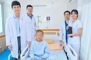 Ê-kíp điều trị và bệnh nhi sau ca phẫu thuật. 