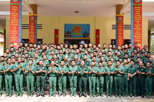 Thủ trưởng Bộ Tư lệnh Thành phố Hồ Chí Minh thăm động viên chiến sĩ mới tại các đơn vị. (Ảnh: MINH PHƯƠNG) 