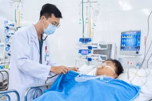 Bác sĩ Bệnh viện Chợ Rẫy thăm khám bệnh nhân H. (Ảnh: Bệnh viện cung cấp)