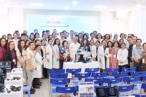 Các đại biểu và học viên khóa đào tạo chụp ảnh lưu niệm. (Ảnh: KHANG ANH)