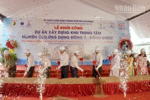 Các đại biểu phát lệnh khởi công dự án.