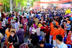 "Phiên chợ 0 đồng" thu hút đông đảo người bệnh tham gia. 