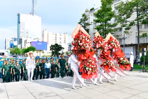 Đoàn đại biểu thực hiện dâng hoa Chủ tịch Hồ Chí Minh. (Ảnh: HỮU TÂN) 