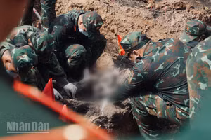 Lực lượng làm nhiệm vụ tìm kiếm, quy tập hài cốt liệt sĩ tại khu B, Công viên Lê Thị Riêng. (Ảnh: LÊ THÀNH)