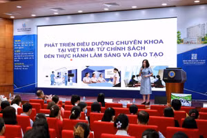 Báo cáo viên chia sẻ nội dung chuyên môn. (Ảnh: Bệnh viện cung cấp)