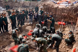 Đoàn đại biểu Quân khu 7 tại hiện trường khu vực tìm kiếm ở Khu B, Công viên Lê Thị Riêng. (Ảnh: LÊ THÀNH)