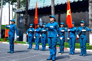 Khối nữ du kích miền nam tập luyện tại Trung đoàn Gia Định. (Ảnh: HỮU TÂN)